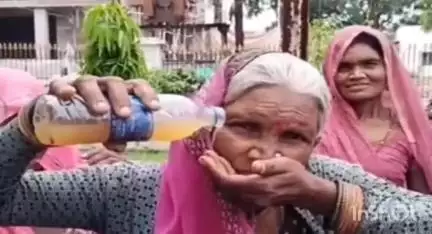 गुना: आंख वारा गांव में गंदा पानी पीने को मजबूर ग्रामीण, कलेक्टर से शिकायत कर पूछा- क्या आप यह गंदा पानी पी सकते हैं?