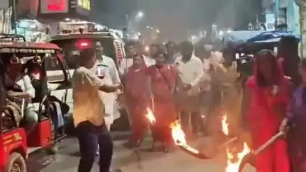 डुमरा: सीतामढ़ी में इंडिया गठबंधन का मशाल जुलूस, मतदाता पुनरीक्षण और महिलाओं की सुरक्षा पर उठी आवाज