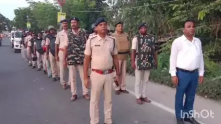 उदाकिशुनगंज: महागठबंधन के बिहार बंद के आह्वान पर पुलिस प्रशासन ने बुधवार को निकाला फ्लैग मार्च