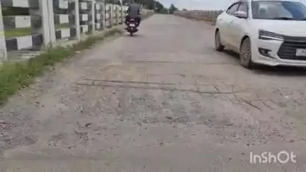 शंभूगंज: शंभूगंज-असरगंज मुख्य मार्ग पर बदुआ नदी पुल का संपर्क टूटा, सड़क हादसे का खतरा