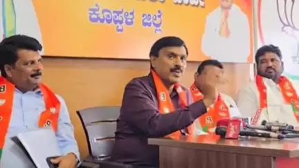 ಗಂಗಾವತಿ: ಅಂಜನಾದ್ರಿ ಬೆಟ್ಟದ ಮಾರುತೇಶ್ವರನ ಪೂಜೆಯ ಆರತಿ ತಟ್ಟೆಗೆ ಭಕ್ತರು ಹಾಕುವ ಕಾಣಿಕೆ ಹಣಕ್ಕೆ ಅಧಿಕಗಳಿಂದ ಅರ್ಚಕನಿಗೆ ತೊಂದರೆ; ಗಾಲಿ ಜನಾರ್ಧನರಡ್ಡಿ