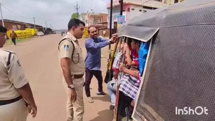 गुना: नानाखेड़ी और महावीरपुरा में यातायात पुलिस ने स्कूल वाहनों की जांच की, कई ऑटो में ओवरलोड बच्चे मिले, कार्यवाही की गई