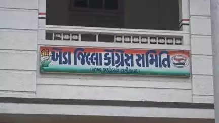 નડિયાદ: કપડવંશમાં ધારાસભ્યના મળતીયાઓની દાદાગીરી બાદ નડીયાદ થી ખેડા જિલ્લા કોંગ્રેસ પ્રમુખ કાળુસિંહ ડાભી એ આપી માહિતી.