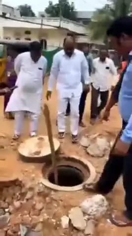 పటాన్​​చెరు: రామచంద్రపురం డివిజన్ శ్రీనివాస్ నగర్ కాలనీ 10 వ బ్లాక్ లో జలమండలి అధికారులతో కలిసి కార్పొరేటర్ పుష్ప నగేష్ పర్యటించారు