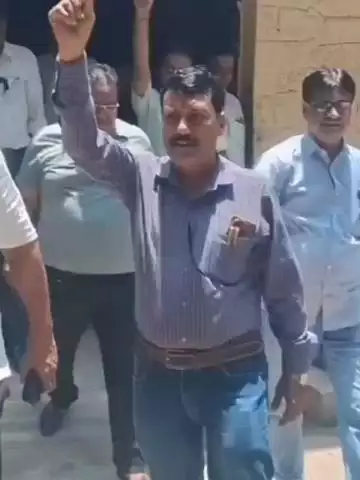 अलवर: अलवर में शिक्षा विभाग के मंत्रालयिक कर्मचारियों ने काली पट्टी बांधकर किया विरोध प्रदर्शन