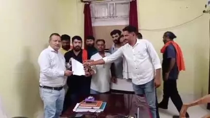 सिहावल: एक तरफ मुकदमा को लेकर शिव सैनिकों ने कलेक्ट्रेट पहुंचकर डिप्टी कलेक्टर को दिया पत्र, कार्रवाई की मांग