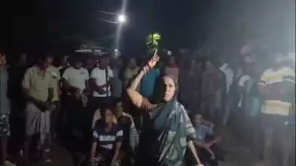 କେନ୍ଦୁଝର ସହର: ଦେଓଗାଁରେ ଠାରେ ଯୁବତୀଙ୍କୁ ନ୍ୟାୟ ଦାବିରେ ରାସ୍ତା ଅବରୋଧ କଲେ ଲୋକେ