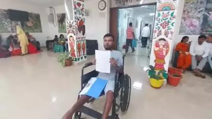 हज़ारीबाग: विस्थापित दिव्यांग राजेश कुमार वर्षों से मुआवजे की आस में दर-दर भटक रहे हैं