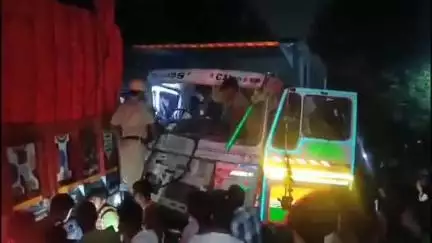 রামপুরহাট ১: দুটি লরির মুখোমুখি সংঘর্ষে জখম এক লড়ি চালক দুর্ঘটনাটি রামপুরহাট থানার দান গ্রামে