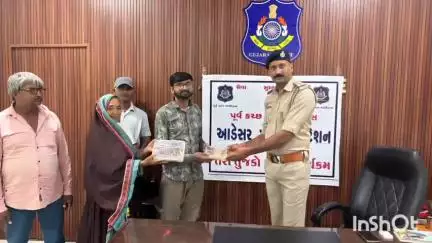 રાપર: આડેસર પોલીસે તેરા તુઝકો અપૅણ કાર્યક્રમ યોજી ચોરીમાં ગયેલ સોના ચાંદીના ના દાગીના મૂળ માલિકને પરત કર્યા..