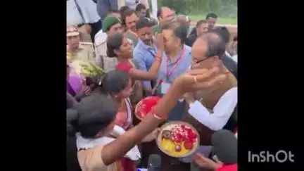 सीतापुर: सीतापुर के मैनपाट कमलेश्वरपुर पहुंचे केंद्रीय कृषि मंत्री शिवराज सिंह चौहान, पहुंचे उल्टा पानी