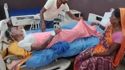 गोड्डा: घाट बंका गांव में छप्पर से गिरने के कारण वृद्ध व्यक्ति जख्मी, सदर अस्पताल में इलाज जारी