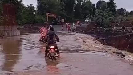 मंडला: मंडला-डिंडोरी मार्ग पर कापा नाला की पुलिया में पानी भरने के बाद भी लोग करते दिखे पार, वाहनों की आवाजाही रही बंद