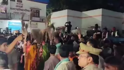 रसड़ा: रसड़ा विवाद में नया ट्विस्ट: झाड़ू लेकर थाने पहुंचे सफाईकर्मी और व्यापारी, चेयरमैन की मां व पत्नी ने भी लगाई गुहार