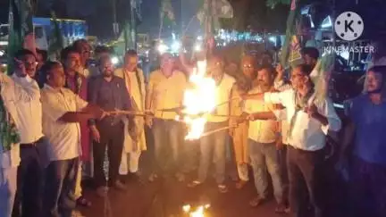 आदित्यपुर गम्हरिया: राजद कार्यकर्ताओं ने भारत बंद की पूर्व संध्या पर आदित्यपुर में निकाला मशाल जुलूस