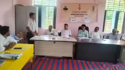 झौथरी: डोल कुंजेला में पंडित दीनदयाल उपाध्याय अंत्योदय संबल शिविर में बरसों पुरानी सड़क को आवाजाही के लिए सुचारू किया गया