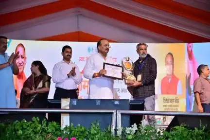 अलीराजपुर: उत्तर प्रदेश आम महोत्सव में किसान युवराज सिंह ने अपने आमों की विभिन्न किस्मों का प्रदर्शन किया