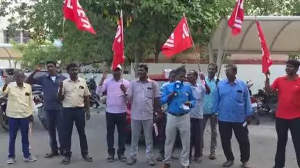 விருதுநகர்: தக்ஷின் ரயில்வே எம்ப்ளாயீஸ் யூனியன் சார்பில் கோரிக்கை களை வலியுறுத்தியும் பொது வேலை நிறுத்தத்திற்கு ஆதரவு தெரிவித்தும் ஆர்ப்பாட்டம்