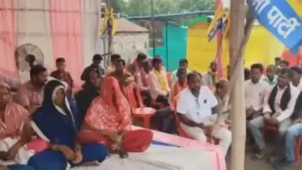 सिंगरौली: सड़क मार्ग से कोल परिवहन बंद कराने के लिए आम आदमी पार्टी लामबंद, परसोना तिराहे पर शुरू की अनिश्चितकालीन हड़ताल