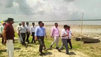 बिसवां: चहलारी और रतन गंज घाटों का उपजिलाधिकारी ने तहसीलदार और खंड विकास अधिकारी के साथ किया निरीक्षण