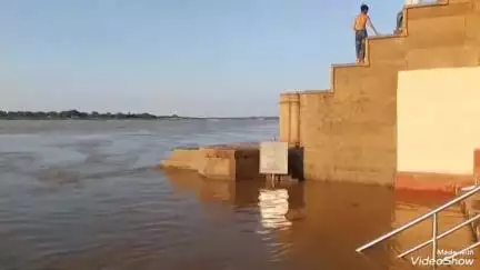 मिर्ज़ापुर: गंगा के बढ़ते जल स्तर के बीच युवाओं और बच्चों ने जान जोखिम में डालकर गंगा में स्टंट करते वीडियो वायरल किया
