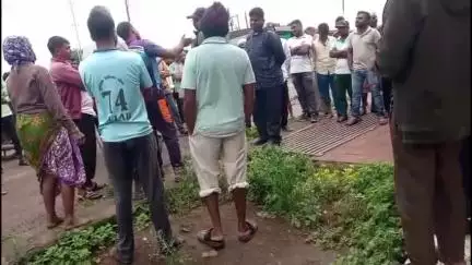 कळवण: पुणेगाव पेसाच्या जनरल मीटिंगमध्ये केसाच्या निधी संदर्भात विचारणा केले असताना तक्रारदारला मारहाण अभोणा पोलीसात तक्रार