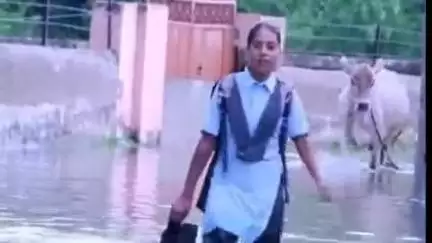लक्ष्मणगढ़: गाडोदा गांव में जल भराव की समस्या से परेशान एक स्कूली छात्रा का वीडियो हुआ वायरल