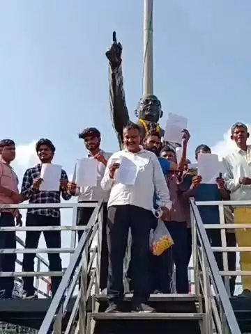 अलवर: अंबेडकर सर्किल पर जमीन से कब्जा नहीं हटने के खिलाफ प्रदर्शन, सिरमौली के पीड़ित ने अदालती आदेश की अवहेलनाके लगाए आरोप