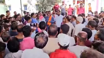 हज़ारीबाग: सांसद मनीष जायसवाल चट्टीबरियातू में, ऋत्विक कंपनी के खिलाफ ग्रामीणों के धरने में हुए शामिल