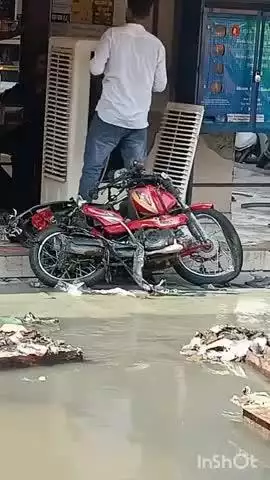 बीकानेर: कोटगेट पर खुले चैंबर में बाइक सहित गिरा युवक, बाइक हुई चकनाचूर