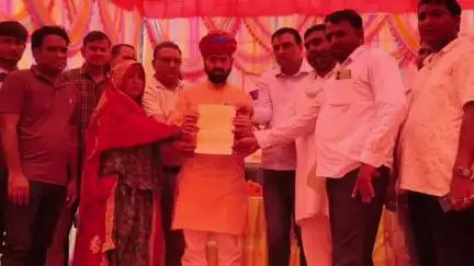 खेतड़ी: तातीजा में संबल पखवाड़े के तहत ग्रामीणों को मिला ट्रांसफार्मर, विधायक धर्मपाल गुर्जर भी रहे मौजूद