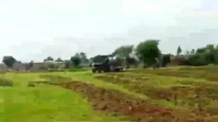 नरवर: नरवर के ग्राम झण्डा निवाडी में दबंगों द्वारा खेल मैदान को जोतकर की जा रही खेती