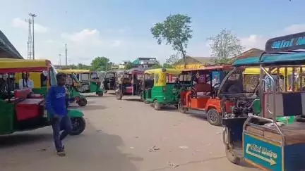 दतिया नगर: बिना यूनिफार्म और परमिट के दौड़ रहे हैं क्षमता से अधिक ऑटो, ट्रैफिक व्यवस्थाओं कर रहे हैं ध्वस्त। #jansamsaya
