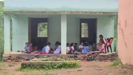 ସଦର: କଳାହାଣ୍ଡି ଜିଲ୍ଲା ସଦର ବ୍ଳକ ଦେପୂର ଦେବକୀ ଉଚ୍ଚପ୍ରାଥମିକ ବିଦ୍ୟାଳୟରେ ବରାଣ୍ଡା ରେ ଚାଲିଛି ଛାତ୍ରଛାତ୍ରୀଙ୍କ ଭବିଷ୍ୟତ ଗଢା।