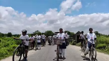 जलालगढ़: N.D.Rungta हाईस्कूल जलालगढ़ में मशाल प्रतियोगिता के आखिरी दिन साइकिलिंग और फुटबॉल प्रतियोगिता का प्रदर्शन