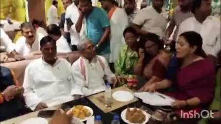 बेल्थरा रोड: सीयर सीएचसी की डॉक्टर को मिली मंत्री की ढाल, दयाशंकर सिंह बोले- अब निडर होकर करो सेवा, 'गुंडई' पर होगी कड़ी कार्रवाई