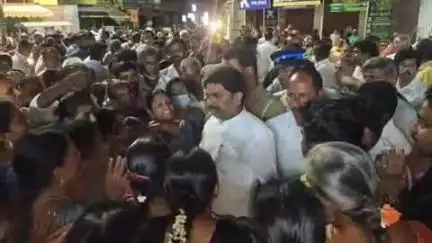 திருப்பூர் வடக்கு: நெருப்பெரிச்சல் பகுதியில் பேச்சுவார்த்தை நடத்த வந்த மேயரை பொதுமக்கள் சிறை பிடித்து போராட்டத்தில் ஈடுபட்டதால் பரபரப்பு