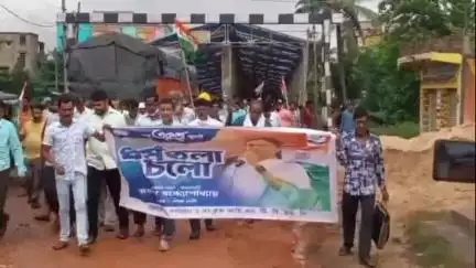 বর্ধমান ১: ২১শে জুলাই শহীদ দিবস উপলক্ষে বর্ধমান পালিতপুর মোড়ে শ্রমিক সংগঠনের উদ্যোগে মিছিল ও পথসভা