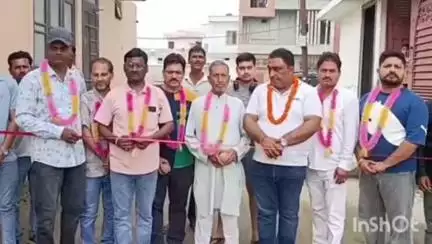 गदरपुर: गदरपुर के वार्ड नं. 3 में पालिकाध्यक्ष मनोज गुंबर ने लाखों रुपए की लागत से टाइल्स रोड का किया शिलान्यास