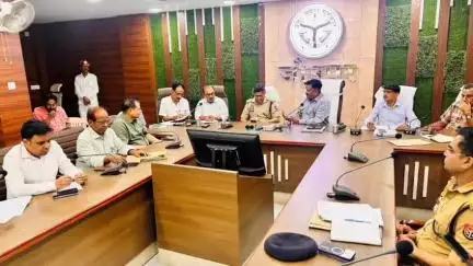 जौनपुर: कलेक्ट्रेट सभागार में हुई बैठक में बिजली कर्मचारियों के असंतोष को लेकर जिला प्रशासन अलर्ट पर है