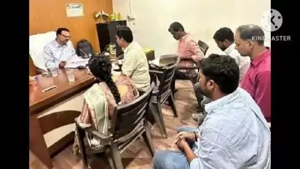 శామీర్‌పేట: మేడ్చల్ తాసిల్దార్ కార్యాలయంలో భూభారతి మీసేవ సర్టిఫికెట్ల అంశాలపై సమీక్షించిన అదనపు కలెక్టర్ విజయందర్ రెడ్డి