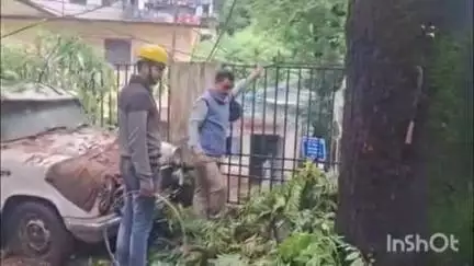कालाढूंगी: नगर के तल्लीताल स्थित कलेक्ट्रेट परिसर में जन सेवा सेंटर के समीप पेड़ की बढ़ी टहनी टूटने से बिजली आपूर्ति बाधित