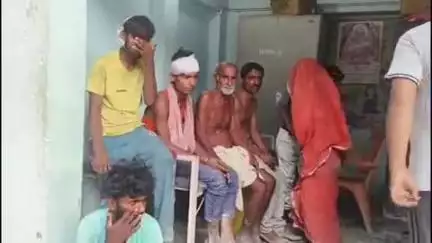 पातेपुर: पातेपुर के नीरपुर गांव में आम तोड़ने के विवाद में दो पक्षों में मारपीट, दर्जन भर लोग घायल