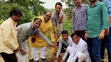 गोहरगंज: नगर पालिका परिषद मंडीदीप ने जाखला धाम परिसर में किया पौधरोपण, पर्यावरण संरक्षण का दिया संदेश