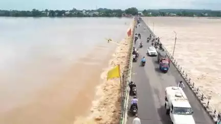 मंडला: मंडला महाराजपुर को जोड़ने वाले रपटा पुल के डूबने का ड्रोन वीडियो सोशल मीडिया पर छाया