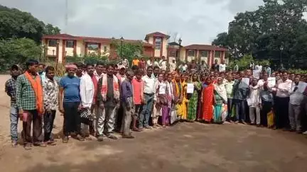 गोला: मुंडारी खुटकटी को लेकर कोरांबे गांव के लोग अंचल कार्यालय गोला बुलाए गए, अपर समाहर्ता नहीं पहुंचे