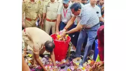 गोवर्धन: मानसी गंगा मुकुट मुखारबिंद मंदिर में पड़े दोने और गिलासों को डीएम और एसएसपी ने स्वयं उठाकर कूड़ेदान में डाला