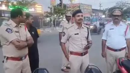 మచిలీపట్నంలో వాహనాలు నడుపుతున్న మైనర్లుకు వార్నింగ్ ఇచ్చిన డిఎస్పి రాజా
