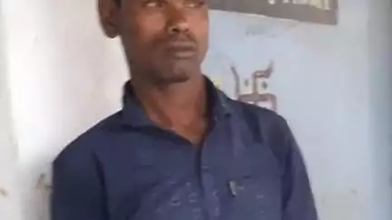 बलिया: लखमीनिया स्टेशन पर शराब कारोबारी चार आम की टोकरी में शराब छुपाकर ले जाते हुए गिरफ्तार