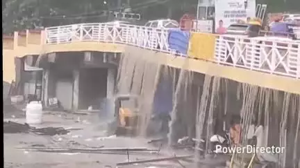 नैनीताल: मूसलाधार बारिश से मस्जिद के सामने सड़क जलमग्न, समीपवर्ती रेस्टोरेंट में भी भरा पानी